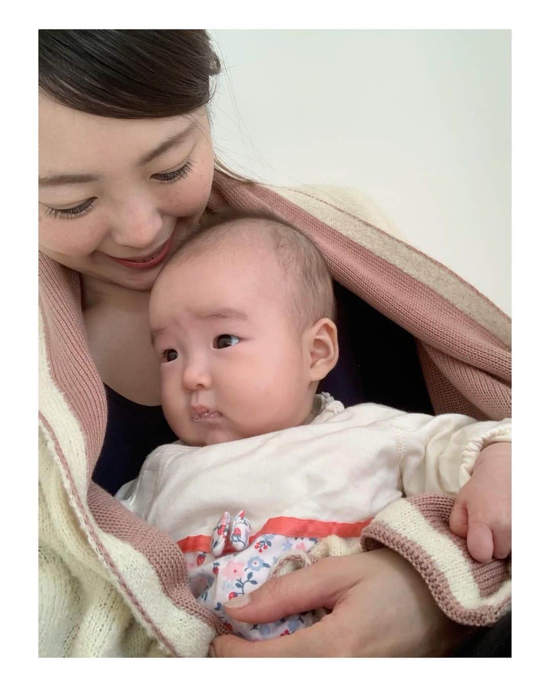 森直美さんのインスタグラム写真 - (森直美Instagram)「ふぁ〜眠い💤 寝た😴❤︎  ついに届いたアニバーサリーブランケット🎁 たくさんのデザインから選べて、名前や生年月日も入れられるので記念に一枚と思ってました♪ 大判サイズにしたから授乳の時に一緒にぬくぬく活躍してます😉  出産祝いにもオススメです👶🏻  #新米ママ#女の子ベビー#令和2年ベビー#10月生まれ#生後3ヶ月#0歳#育児記録#新米ママと繋がりたい#赤ちゃんのいる生活#ベビスタグラム#AnniversaryBlanket#AnniversaryBlanket_ism#アニバーサリーブランケット #名入れ#名入れギフト#名入れブランケット#お名前入りブランケット#出産祝い」1月30日 11時24分 - naomi_mori63