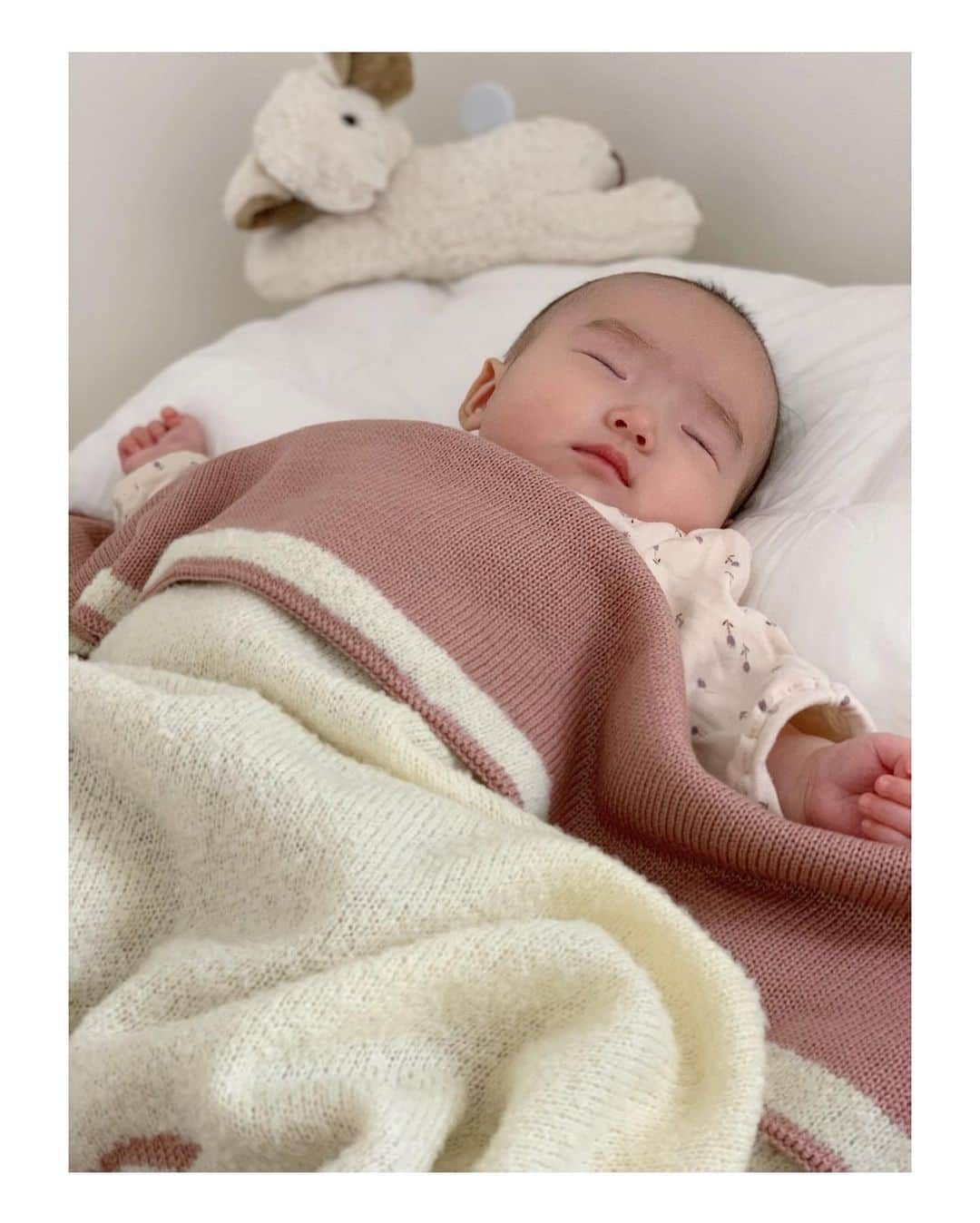 森直美さんのインスタグラム写真 - (森直美Instagram)「ふぁ〜眠い💤 寝た😴❤︎  ついに届いたアニバーサリーブランケット🎁 たくさんのデザインから選べて、名前や生年月日も入れられるので記念に一枚と思ってました♪ 大判サイズにしたから授乳の時に一緒にぬくぬく活躍してます😉  出産祝いにもオススメです👶🏻  #新米ママ#女の子ベビー#令和2年ベビー#10月生まれ#生後3ヶ月#0歳#育児記録#新米ママと繋がりたい#赤ちゃんのいる生活#ベビスタグラム#AnniversaryBlanket#AnniversaryBlanket_ism#アニバーサリーブランケット #名入れ#名入れギフト#名入れブランケット#お名前入りブランケット#出産祝い」1月30日 11時24分 - naomi_mori63