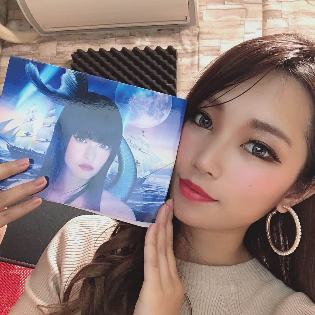 R!Nのインスタグラム：「ASCAちゃんのニューアルバム「#百希夜行 」 8曲目の「DESIRE」作詞担当しました！ なんと全て英詞！ はじめての英詩オンリー曲ということで、全面サポートの上、ディレクションやレコーディングも立ち合いさせて頂きました。  リリースおめでとうー！！  #ASCA #百希夜行」