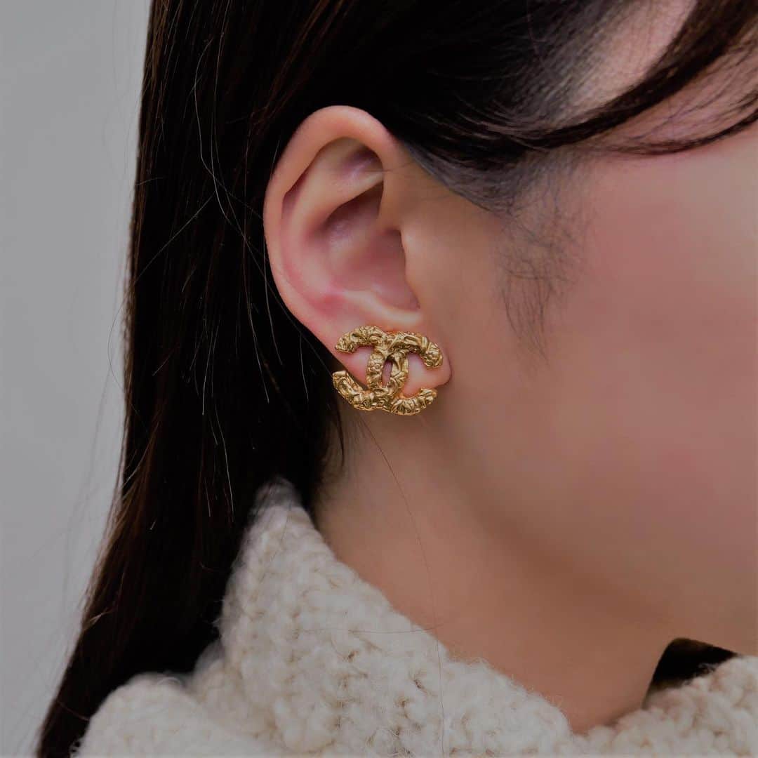 Vintage Brand Boutique AMOREさんのインスタグラム写真 - (Vintage Brand Boutique AMOREInstagram)「Vintage Chanel CC clip earrings from 1993.  On website search for: AO33755  ✈️Free Shipping Worldwide 📩DM for more info and pricing  ➡️info@amorevintagetokyo.com   #VintageChanel #chanelaccessories #chanelearrings #chanel #amoretokyo」1月30日 11時33分 - amore_tokyo
