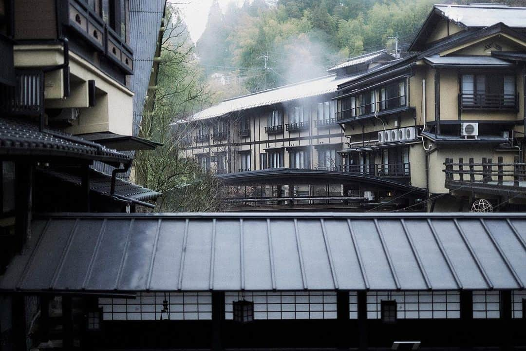 黒川温泉のインスタグラム：「しばらく積もっていた雪は溶け、平穏な時間が流れています。﻿ ﻿ #黒川温泉 #南小国 #阿蘇 #露天風呂 #景観 #温泉 #旅館  #湯巡り #温泉旅館  #温泉旅行 #湯あかり #新明館 #kurokawaonsen #aso #hotsprings #ryokan  #japantrip #bestjapanspics #onsen #Japanesestyleinn #greatview #satoyamalandscape #onsenryokan #traditionaljapanesestyle #onsenislandkyushu #onsenians #ryokanexperience #yuakari #shinmeikan ﻿」