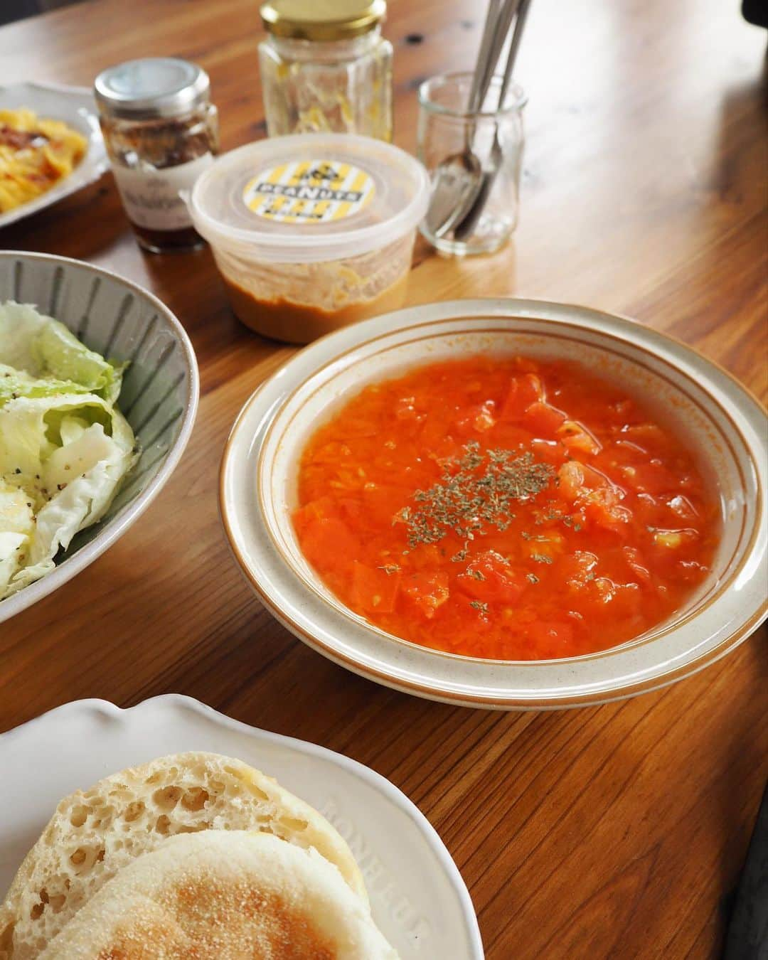 吉野千穂さんのインスタグラム写真 - (吉野千穂Instagram)「千穂飯🌿 『真っ赤なトマトスープ』 『シャキッとレタスのチーズサラダ』  🍅熟して柔らかくなりすぎたトマトを1cm角に切ってスープに。パラっとしか余ってなかったコンソメに塩とちょっとのお砂糖で味をととのえました。 トマトは旨味成分のグルタミン酸が豊富なのでそれだけで美味しくなる！  🥬レタスは手でちぎって水にさらしてぱりっと！(栄養素は流れてしまうのでけど。)水気を切ってオリーブオイル、塩、こしょう、粉チーズで簡単サラダの完成。 レタスはカリウムが豊富でむくみ解消に効果があるけど、体を冷やすので温かいものと一緒に食べるのがおすすめです！ * * #トマトスープ#グルタミン酸#スープ#レタス#レタスサラダ#粉チーズ#簡単サラダ#休日ごはん#簡単レシピ#作り置き#作り置きレシピ#常備菜#千穂飯#管理栄養士ごはん#管理栄養士#吉野千穂#おうちごはん#毎日ごはん#朝ごはん#お昼ごはん#晩ごはん#今日のごはん#おうち居酒屋#おつまみ#おつまみレシピ#フードスタイリスト」1月30日 11時43分 - chiho_yoshino