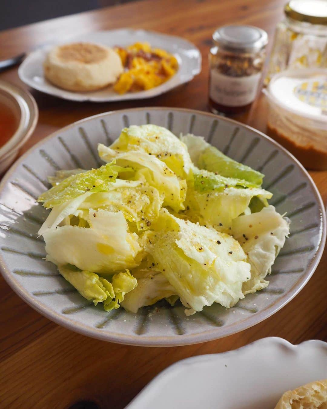 吉野千穂さんのインスタグラム写真 - (吉野千穂Instagram)「千穂飯🌿 『真っ赤なトマトスープ』 『シャキッとレタスのチーズサラダ』  🍅熟して柔らかくなりすぎたトマトを1cm角に切ってスープに。パラっとしか余ってなかったコンソメに塩とちょっとのお砂糖で味をととのえました。 トマトは旨味成分のグルタミン酸が豊富なのでそれだけで美味しくなる！  🥬レタスは手でちぎって水にさらしてぱりっと！(栄養素は流れてしまうのでけど。)水気を切ってオリーブオイル、塩、こしょう、粉チーズで簡単サラダの完成。 レタスはカリウムが豊富でむくみ解消に効果があるけど、体を冷やすので温かいものと一緒に食べるのがおすすめです！ * * #トマトスープ#グルタミン酸#スープ#レタス#レタスサラダ#粉チーズ#簡単サラダ#休日ごはん#簡単レシピ#作り置き#作り置きレシピ#常備菜#千穂飯#管理栄養士ごはん#管理栄養士#吉野千穂#おうちごはん#毎日ごはん#朝ごはん#お昼ごはん#晩ごはん#今日のごはん#おうち居酒屋#おつまみ#おつまみレシピ#フードスタイリスト」1月30日 11時43分 - chiho_yoshino