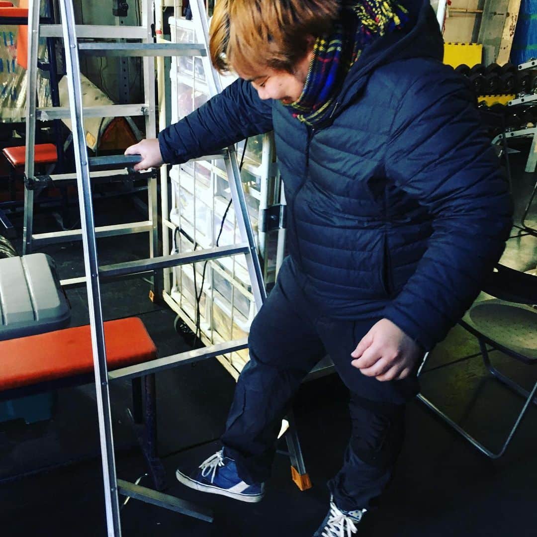 橋本大地さんのインスタグラム写真 - (橋本大地Instagram)「レスラーが乗っても叩いても大丈夫なラダーがひーたんが乗ったら壊れました…」1月30日 11時52分 - risingddt_daichi