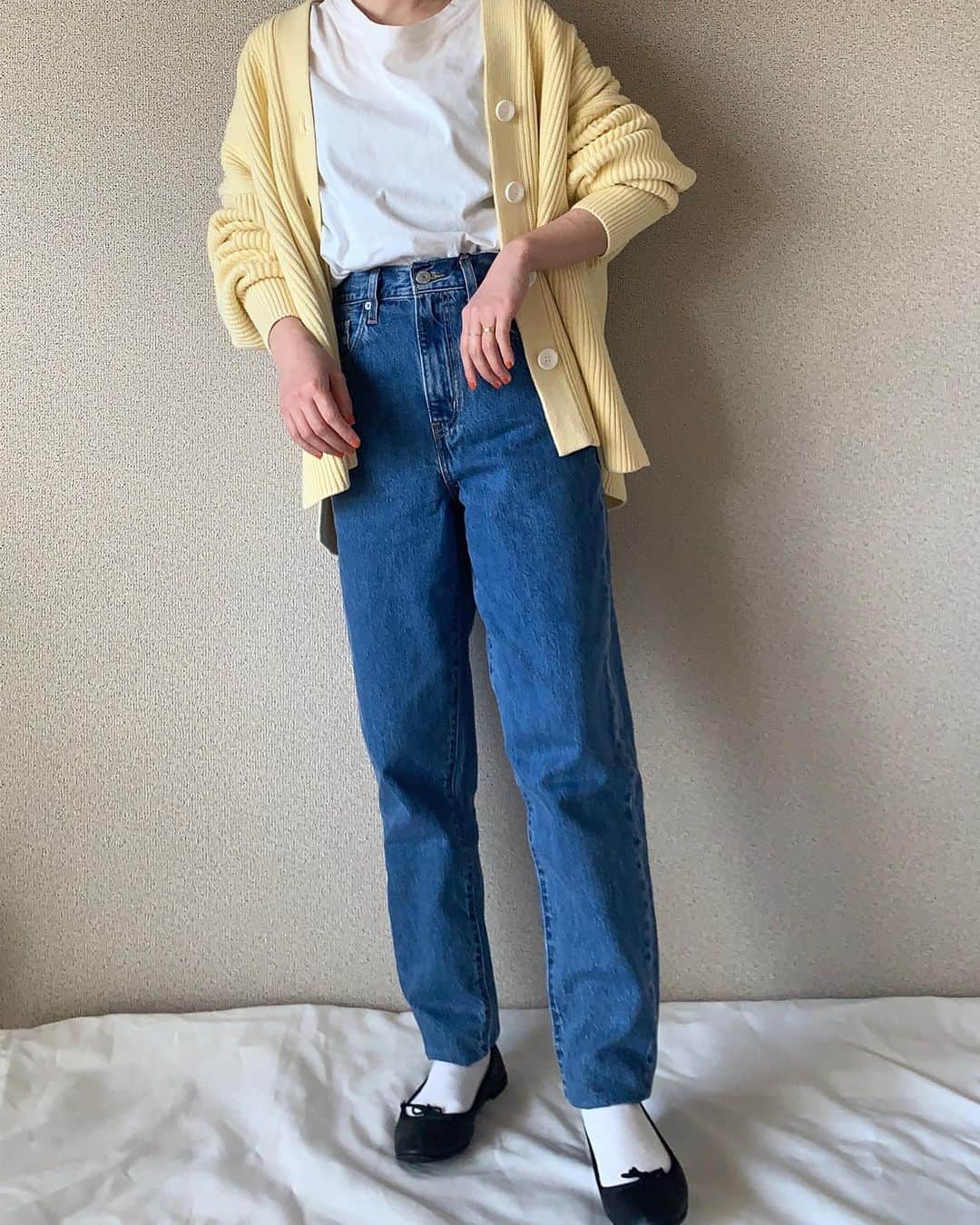 my9mj8さんのインスタグラム写真 - (my9mj8Instagram)「﻿ 　﻿ ﻿ Levi‘sから新発売される新作アイテムのキャンペーンに参加し、着用させていただきました😌💕﻿ ﻿ ﻿ 99年に登場したLevi‘s REDの再始動になり、﻿ 環境に配慮されて作られてるデニムです。﻿ ﻿ フレアは足長効果抜群です😳﻿ テーパードはハイウエストでゆるっとしてるけどラフすぎない感じがよい👏﻿ サロペットはメンズサイズなんですがSでゆるっと着る感じがかわいいです！﻿ ﻿ 私はどうしてもデニムは王道合わせが好きです❤️﻿ ボーダーとか白ブラウスとか、、、笑﻿ ﻿ ﻿ ﻿ #ファッション#コーデ#コーディネート#fashion #coordinate #code #オシャレ #ootd #outfit #wear﻿ #はじめてのリーバイス #リーバイス#きがえよう」1月30日 11時47分 - my9mj8