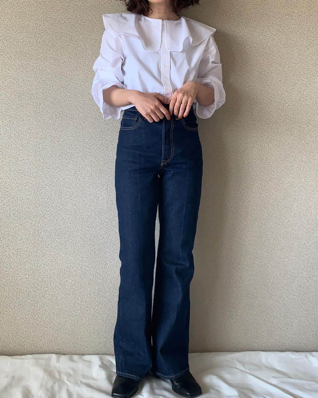 my9mj8のインスタグラム：「﻿ 　﻿ ﻿ Levi‘sから新発売される新作アイテムのキャンペーンに参加し、着用させていただきました😌💕﻿ ﻿ ﻿ 99年に登場したLevi‘s REDの再始動になり、﻿ 環境に配慮されて作られてるデニムです。﻿ ﻿ フレアは足長効果抜群です😳﻿ テーパードはハイウエストでゆるっとしてるけどラフすぎない感じがよい👏﻿ サロペットはメンズサイズなんですがSでゆるっと着る感じがかわいいです！﻿ ﻿ 私はどうしてもデニムは王道合わせが好きです❤️﻿ ボーダーとか白ブラウスとか、、、笑﻿ ﻿ ﻿ ﻿ #ファッション#コーデ#コーディネート#fashion #coordinate #code #オシャレ #ootd #outfit #wear﻿ #はじめてのリーバイス #リーバイス#きがえよう」
