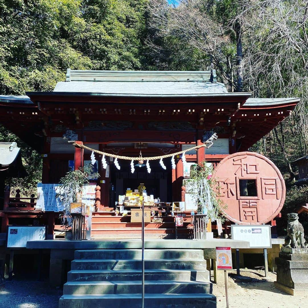 LOVE ME DOさんのインスタグラム写真 - (LOVE ME DOInstagram)「聖神社です。#金運アップ に #待ち受けにどうぞ  金運大全  仕事運、財運、勝負運が上がり、 たちまちお金がやってくる160の方法 2021年1月13日発売！ Amazonや書店で発売中です！  Love Me Doの大予言 〜2021年から輝く未来を築くために〜 発売中です！  #金運大全 #LoveMeDoの大予言 #聖神社⛩️和同開珎  #和同開珎  #聖神社 #埼玉県秩父市」1月30日 11時48分 - lovemedo_fortunteller