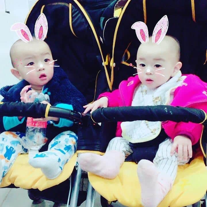 高村凛のインスタグラム：「昔の双子ちゃん🥰✨  顔変わらない😂😂😂  #双子 #twins」