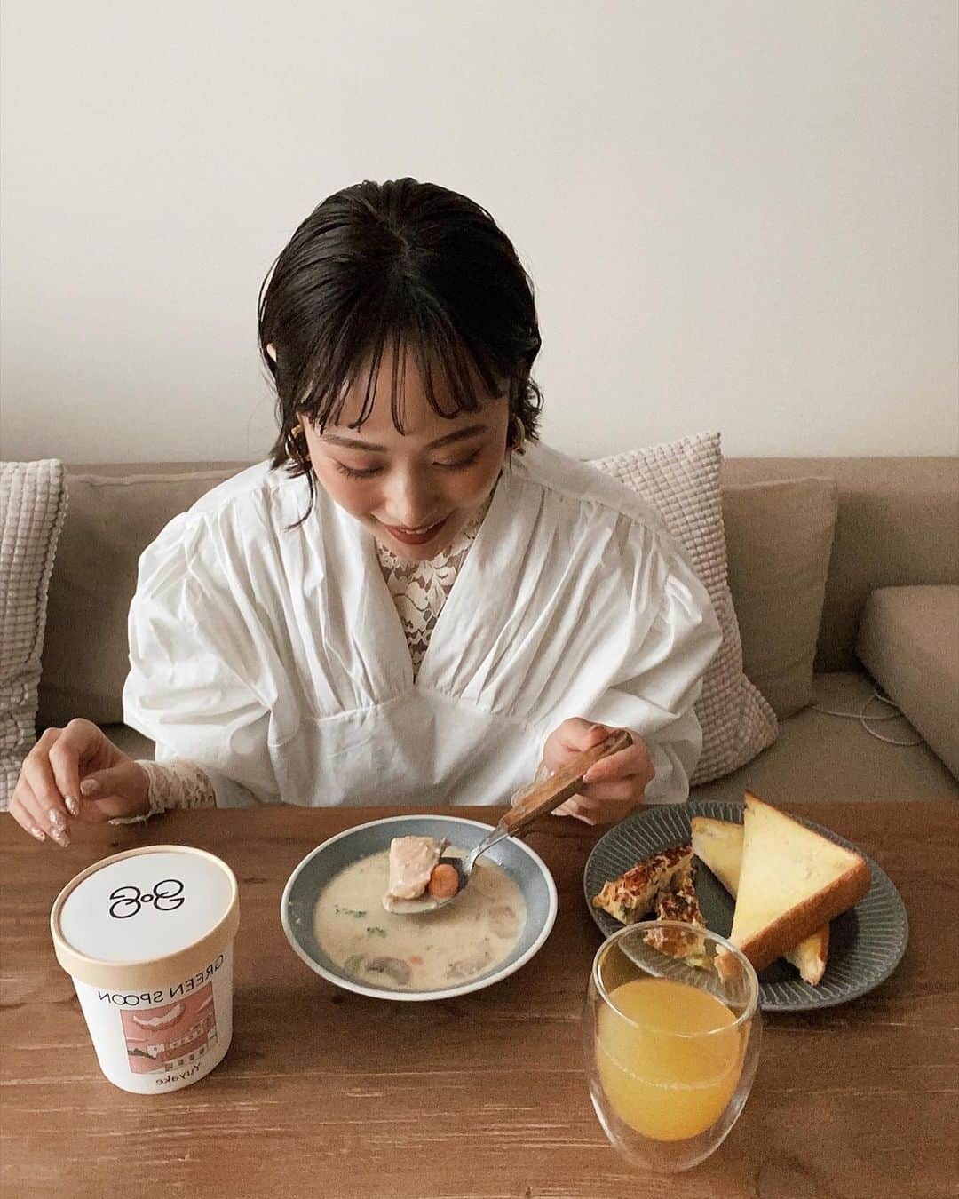 三方美穂さんのインスタグラム写真 - (三方美穂Instagram)「#おうちカフェ 🍽  在宅ワークなので、 お昼ご飯も毎日作る日々。 だいたい前日の残り物が多いので、 ずっと注文してみたかった @greenspoonjp  野菜たっぷりスープ😊 yuyakeのポタージュはおすすめの水分で◎だったで、 牛乳を入れてレンチン🥛 野菜がごろごろ入っててびっくり！  お家で簡単にランチ気分を味わえるのが最高🧡 #ランチ #冷凍スープ」1月30日 11時55分 - mihomikata