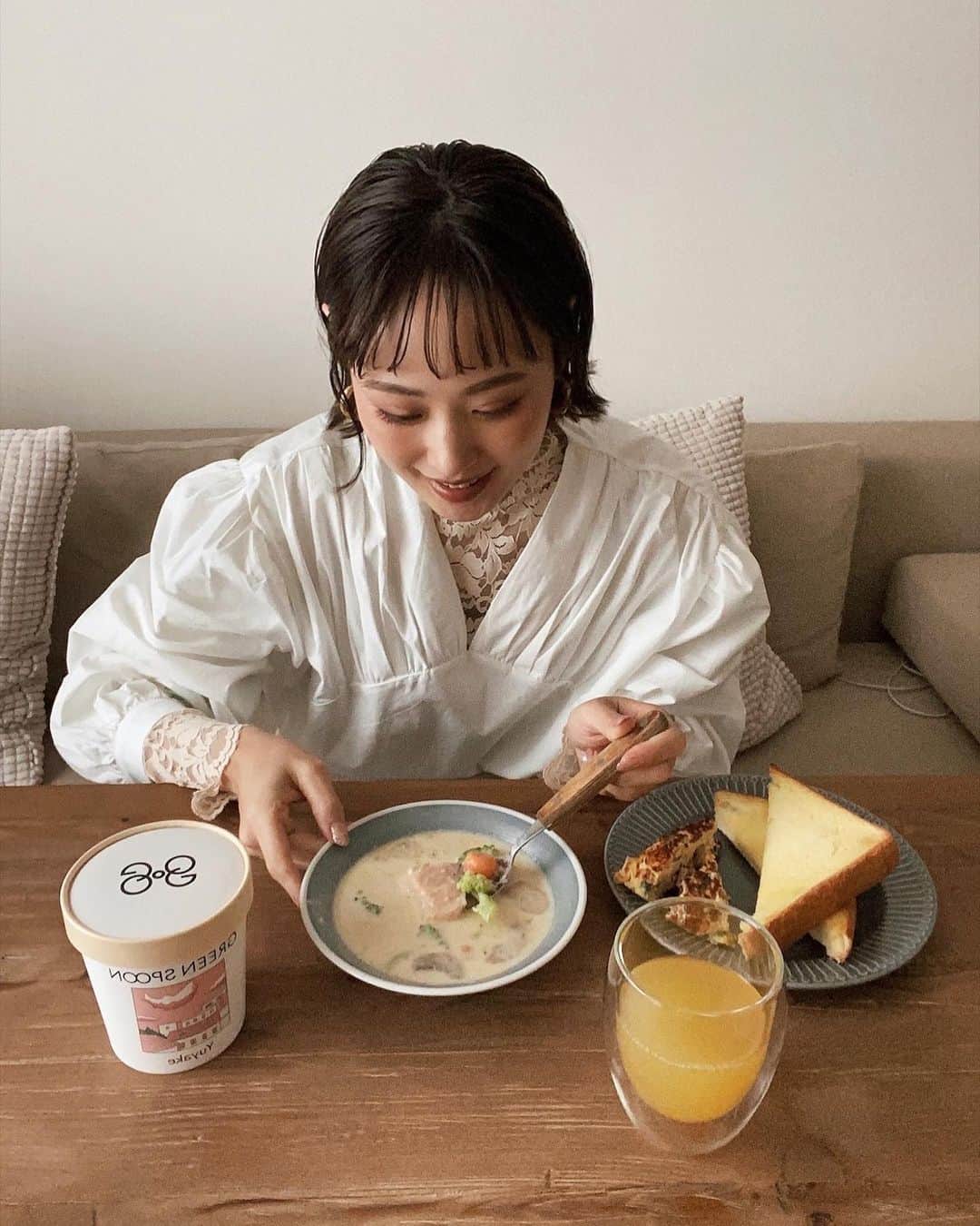 三方美穂さんのインスタグラム写真 - (三方美穂Instagram)「#おうちカフェ 🍽  在宅ワークなので、 お昼ご飯も毎日作る日々。 だいたい前日の残り物が多いので、 ずっと注文してみたかった @greenspoonjp  野菜たっぷりスープ😊 yuyakeのポタージュはおすすめの水分で◎だったで、 牛乳を入れてレンチン🥛 野菜がごろごろ入っててびっくり！  お家で簡単にランチ気分を味わえるのが最高🧡 #ランチ #冷凍スープ」1月30日 11時55分 - mihomikata