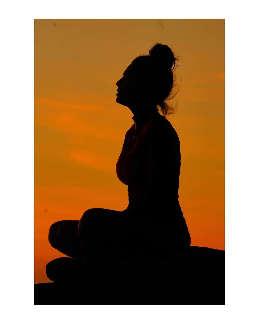 ジュリアナ・パエスのインスタグラム：「🧘🏽‍♀️✨💖」