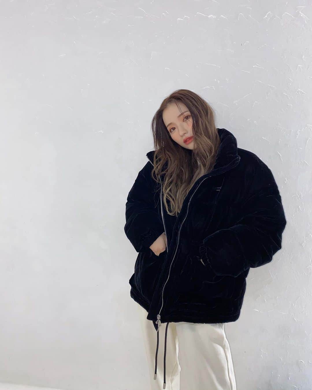 南りほのインスタグラム：「🖤🤍」
