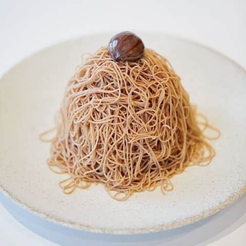 のインスタグラム：「【最新モンブランを食べくらべ。】⠀ サブリナ パスタ&クラムチャウダー 渋谷ヒカリエ店のもうひとつの名物「生絞りモンブラン」。なめらかなイタリア栗とほっくりとした和栗を独自にブレンドすることで、さっぱりとした味わいに。中に潜んでいるのは……⠀ photo : @akekuro10 (STUH)⠀ ⠀ #figarojapon #フィガロジャポン #フィガロ3月号 #世界を幸せにする50のこと #fashion #ファッション #montblanc #モンブラン #スイーツ #ケーキ」