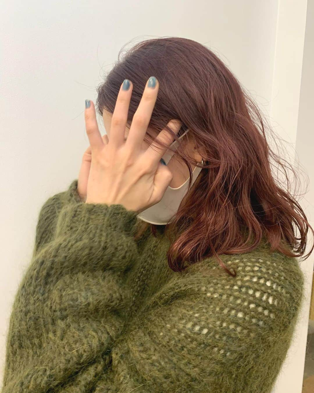 MERYさんのインスタグラム写真 - (MERYInstagram)「.⁣ 暖かみのある「ワインレッド」でこなれ感を演出しよう🍷⁣ .⁣ ウォーミーなヘアカラーは寒い時期にぴったり。⁣ 存在感のあるカラーでありながら派手すぎないのでどんなコーデにもマッチしそう！⁣ プチイメチェンをしたい時にぜひ試してみてください🌹⁣ .⁣ MERYでは他にも「かわいい」に近づくさまざまな情報を発信しています。⁣ @mery.beauty コスメ・美容に特化した情報をお届け♡⁣ @mery_spot 話題のカフェやお出かけスポットをご紹介！⁣ @_meryshop_ MERYセレクトの可愛いアイテムがたくさん⁣ こちらもぜひチェックしてみてください！⁣ .⁣ .⁣ photo by @kanapero.jp⁣ .⁣ #MERY #regram #instagram #instahair #hair #haircolor #머리스타그램 #헤어컬러 #헤어컬러링 #헤어스타일링 #ワインレッド #ワインレッドカラー # 透明感カラー#外国人風カラー #外国人風ヘアカラー #透明感 #暖色系カラー #暖色系ヘアカラー #暖色系 #イメチェン #イメチェンヘアカラー #イメチェンカラー #ハイライト #ヘア #ヘアカラー #お洒落 #お洒落さんと繋がりたい #MERY女子 #メリー」1月30日 12時00分 - mery.jp