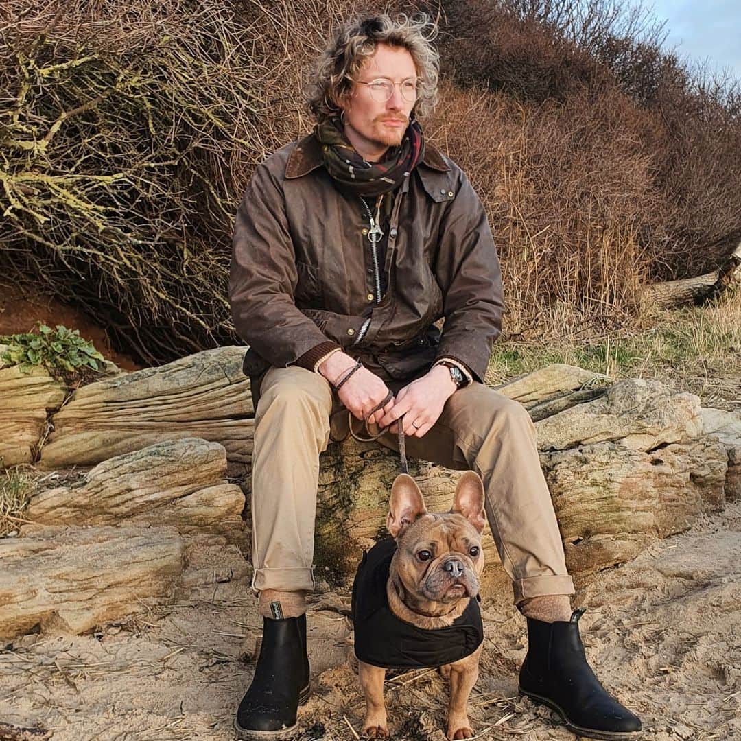 Barbour Japanのインスタグラム：「#BarbourWayOfLife では、英国のアウトドアライフスタイルを体現するバブアーブランドの世界観とバブアーブランドのウェアを着用した人々のスタイルを表現しています。  ドッグ関連のアイテムもございますので是非ご覧ください。📸 @mrjohnnysands」