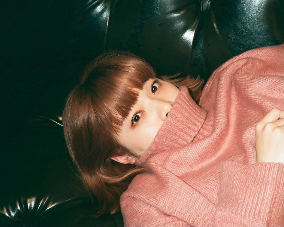 岸井ゆきののインスタグラム：「いつもとちがってもいつもと変わらなくても写真に残すは大事📷🧑🏻‍🦰🎀 レンズを見つめた記憶じゃなくてみんなと居た温度とか空気とか思い出せていい👨‍👩‍👧‍👦 と、最近家族や友人に気軽に会えなくなって思う🦠記憶も十分だけど見返せる過去があるといいよね」