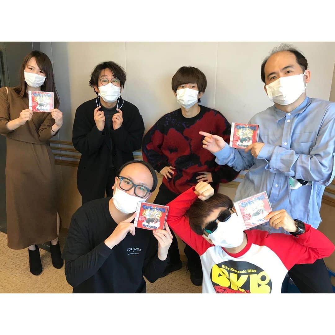 舘谷春香のインスタグラム：「今日もpepepeラジオありがとうございました！今日はたかしさんのお誕生日🎂🎉 HAPPY BIRTHDAY RADIO💓 当日にお祝い出来て嬉しかった〜！  ゲストはキュウソネコカミのヤマサキセイヤさんとヨコタシンノスケさん＆井上苑子さん！  2組とも2度目のご登場だったのでファミリー大集合！楽しかった〜！  そして今年も雪かつら聴けたしはっぴーでした！やっぱり雪かつら聞いてこその冬☃️ 雪かつら作ろう〜☃️  今日もたくさん笑って楽しかったー！  #文化放送 #pepepeラジオ #ペペペラジオ #キュウソネコカミ #井上苑子 #トレンディエンジェル #bkb #バイク川崎バイク #舘谷春香 #音楽番組 #radiko #radio #ラジオ #ラジオのある暮らし #たかしさん #hbd #hbd🎂 #happybirthday」