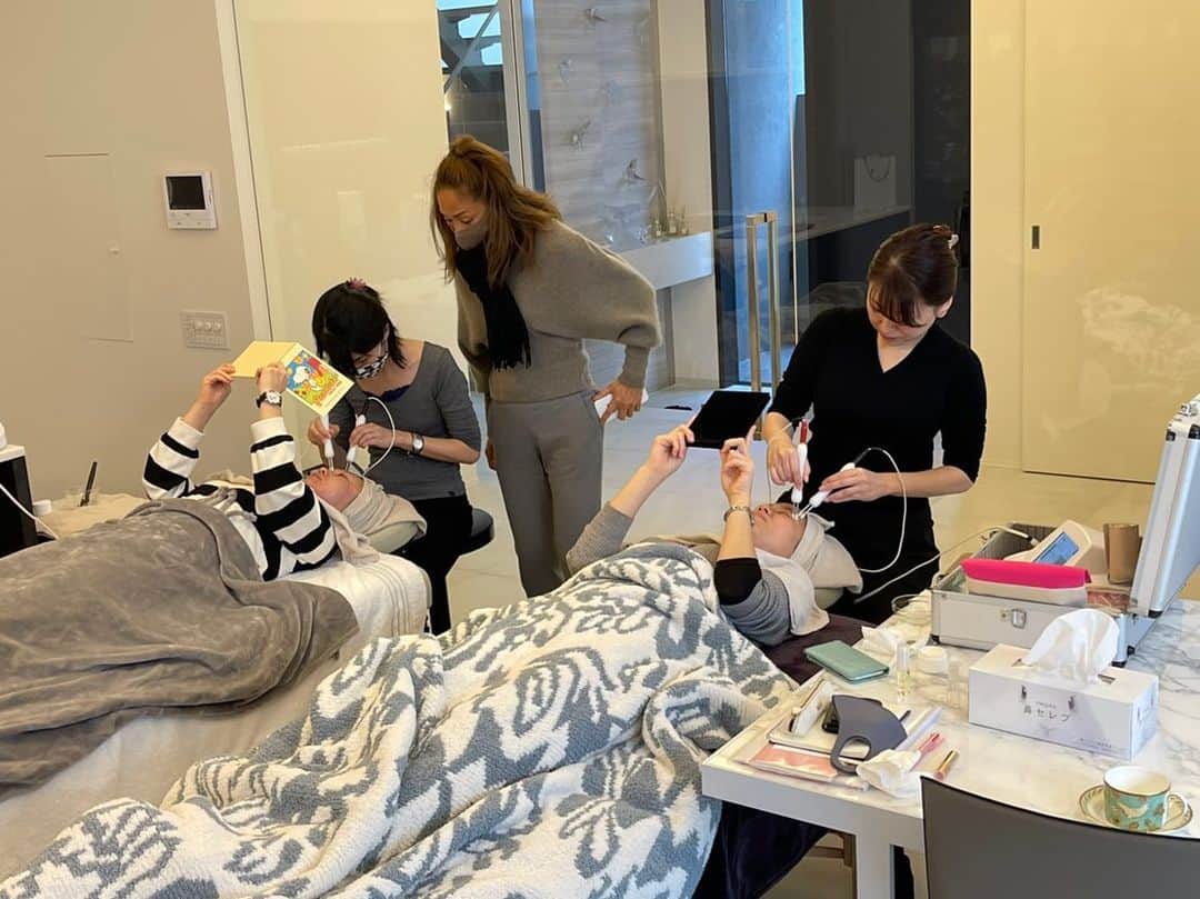のインスタグラム：「So grateful and excited for the collaboration with @bi_su_official  @mikiya_inatomi @erikainatomi  THANK YOU!!🌟  美巣x Cellulam の素晴らしさを早くお伝えしたい✨とても濃い最高の3日間がすでに懐かしい🤍　　  - - #免疫力 #細胞 #circleoflife #atp #happy #lovewhatido  @bi_su_official  @cellulambeautysystems」