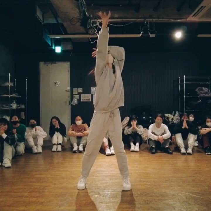 Kahonnaのインスタグラム：「． ♪水平線 / backnumber  挫けそうな時があったとしても 支えてくれる人が沢山いて 私の踊りを楽しみに待ってくれてる人が いかに幸せか改めて感じた時間でした。  これを見て、会えない子も、会える子も。 まだまだ未熟な自分ですが、 支えてくれてる方へ向けて 心を込めて作ったので 少しの人でも、たった1人でも 勇気に、笑顔に、希望に繋がってくれたら嬉しいです。  本当にありがとうございました。😢💙  #水平線#backnumber」