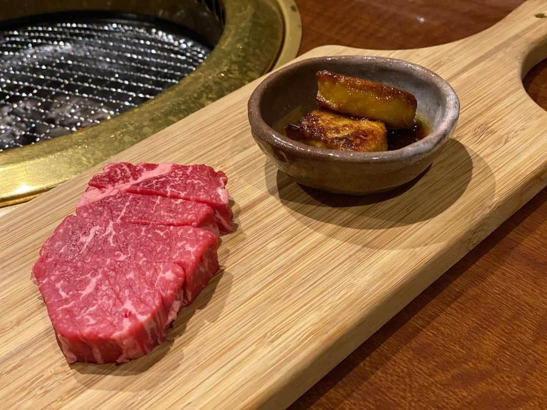 畠中清羅 のインスタグラム：「_  焼肉のコースだったけど 新鮮な生きてる海鮮も頂けて 大好きなフォワグラも😘  サーロインのしゃぶしゃぶも お口の中でとろけて幸せ。  子供いると外食も自動的に 行かなくなって中々コース料理なんて 行けてなかったけどたまにはゆったり 美味しいものを頂くのもいいね❤︎  はぁ。幸せ満腹でおやすみなさい💤🌙」