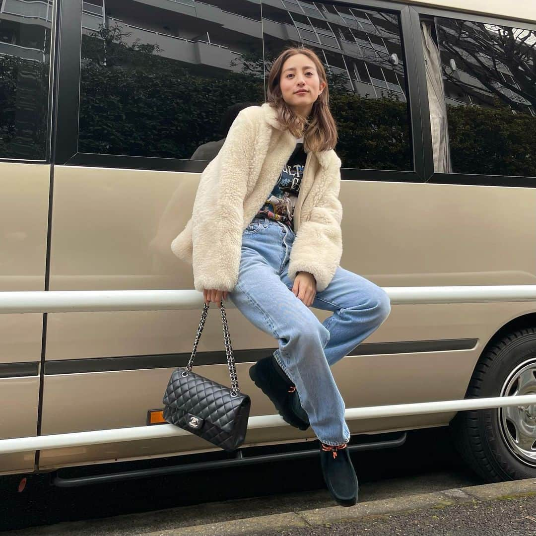 堀田茜さんのインスタグラム写真 - (堀田茜Instagram)「#あかねのしふく  tops vintage @h_beautyandyouth  denim vintage @levis_japan  outer @superamarket  shoes @clarksshoes  bag @chanelofficial  (ボタンが🤫)」1月30日 22時53分 - akanehotta