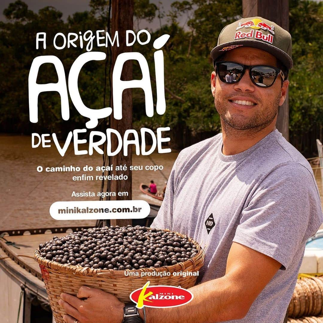 アドリアーノ・デ・ソウザのインスタグラム：「Como um grande apaixonado por açaí, não pude deixar de aceitar o desafio de embarcar em uma viagem pela Floresta Amazônica para conhecer a origem do açaí da Mini Kalzone 🙂  Acompanhar todo o processo produtivo de perto e ver que é tudo de verdade foi incrível! Mas agora é o momento de compartilhar essa experiência com vocês. Assistam a  série “A Origem do Açaí de Verdade” pelo site www.minikalzone.com.br 👊」