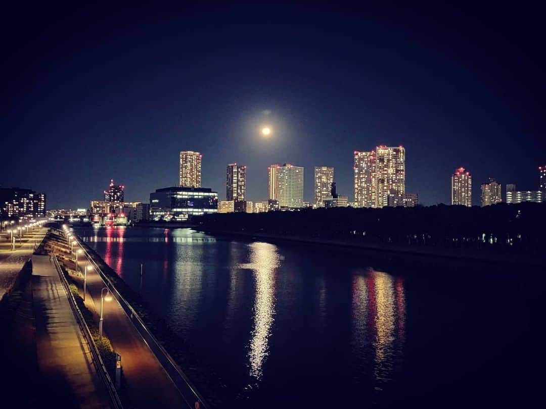 宮森セーラのインスタグラム：「寒くて思わず肩をすくめて歩いてしまいますね😭❄  空気が澄んでてそらがとっても綺麗で川に月の道が出来ていました🌕  明日はとっても緊張な1日になりそうです。。。  頑張ります！！  #moon #moonlight #月  #月の道 #宮森セーラ #応援してね #followｍe #生島企画室」