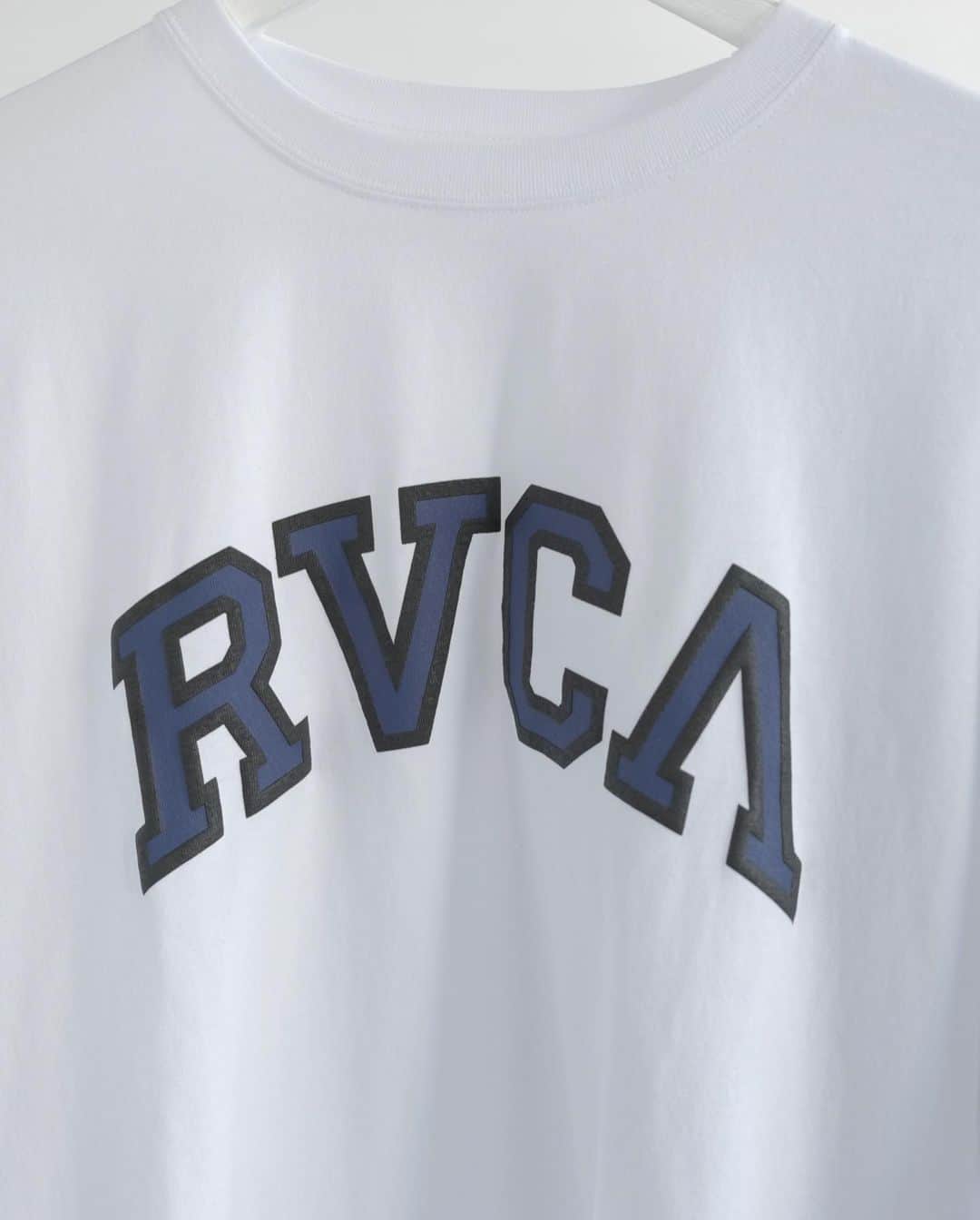 RVCA Japanさんのインスタグラム写真 - (RVCA JapanInstagram)「2021 spring collection // @rvca ブランドネームをカレッジロゴ風にしてあしらったロングスリーブTシャツ。合わせるボトムを選ばず、デイリーに活躍してくれる1枚です。// #rvca  #rvcajapan #rvca2021springcollection  #balanceofopposites」1月30日 21時22分 - rvcajapan
