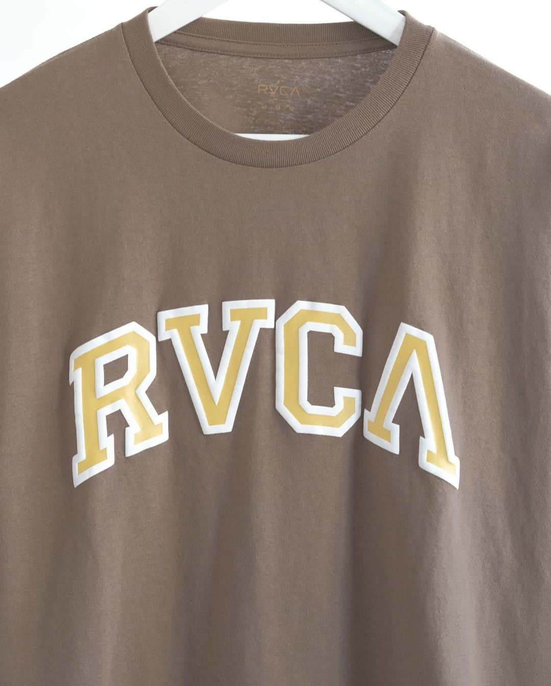 RVCA Japanさんのインスタグラム写真 - (RVCA JapanInstagram)「2021 spring collection // @rvca ブランドネームをカレッジロゴ風にしてあしらったロングスリーブTシャツ。合わせるボトムを選ばず、デイリーに活躍してくれる1枚です。// #rvca  #rvcajapan #rvca2021springcollection  #balanceofopposites」1月30日 21時22分 - rvcajapan