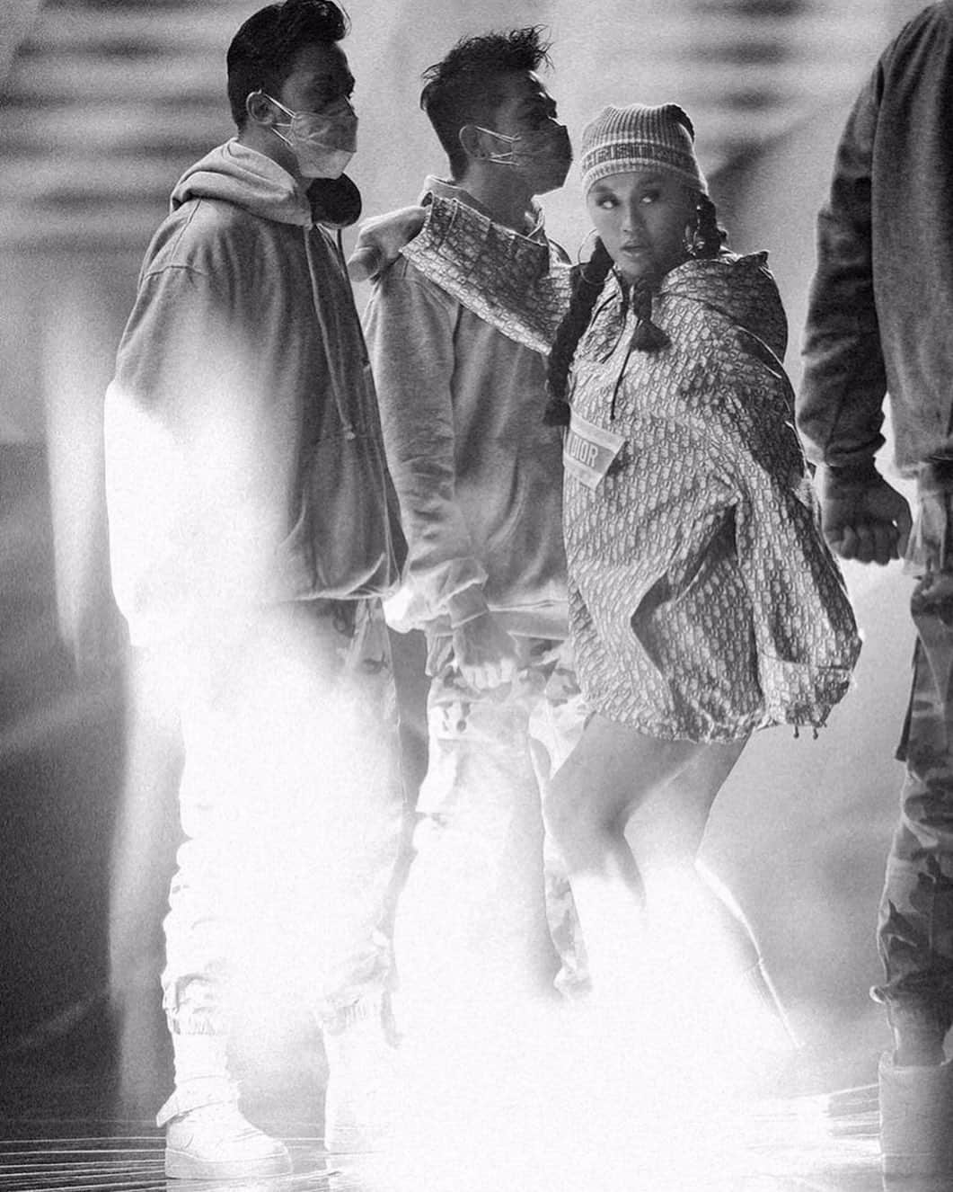 アグネス・モニカのインスタグラム：「😎  #AGNEZMO」