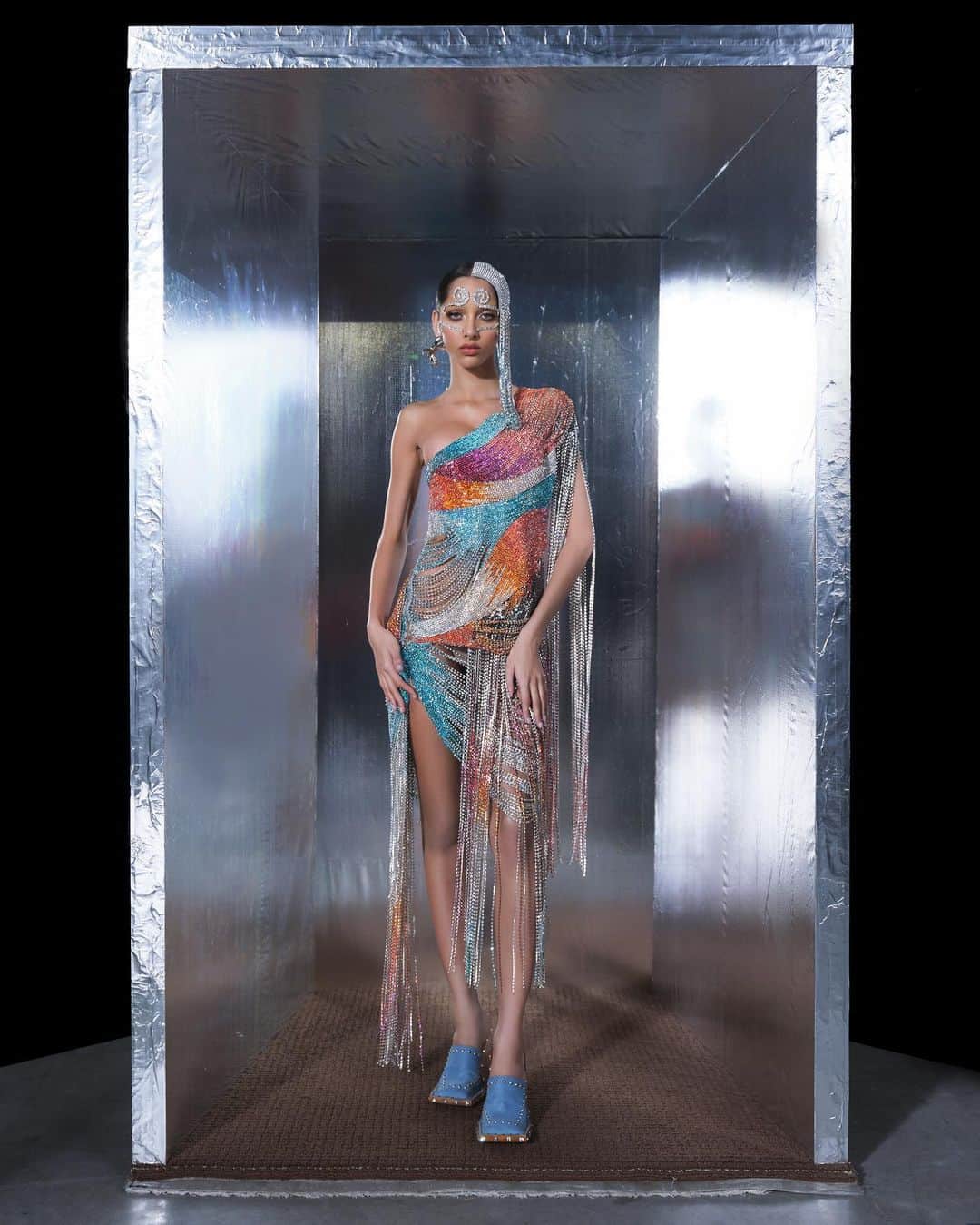 のインスタグラム：「For @Area‘s debut Couture Spring 2021 collection, designers Beckett Fogg and Piotrek Panszczyk created liquid-like looks by combining Swarovski crystals in rich colors such as yellow, fuchsia, and aqua, draping them elegantly over the body before cascading into dramatic fringe at the hips.  #AREANYC #Swarovski」