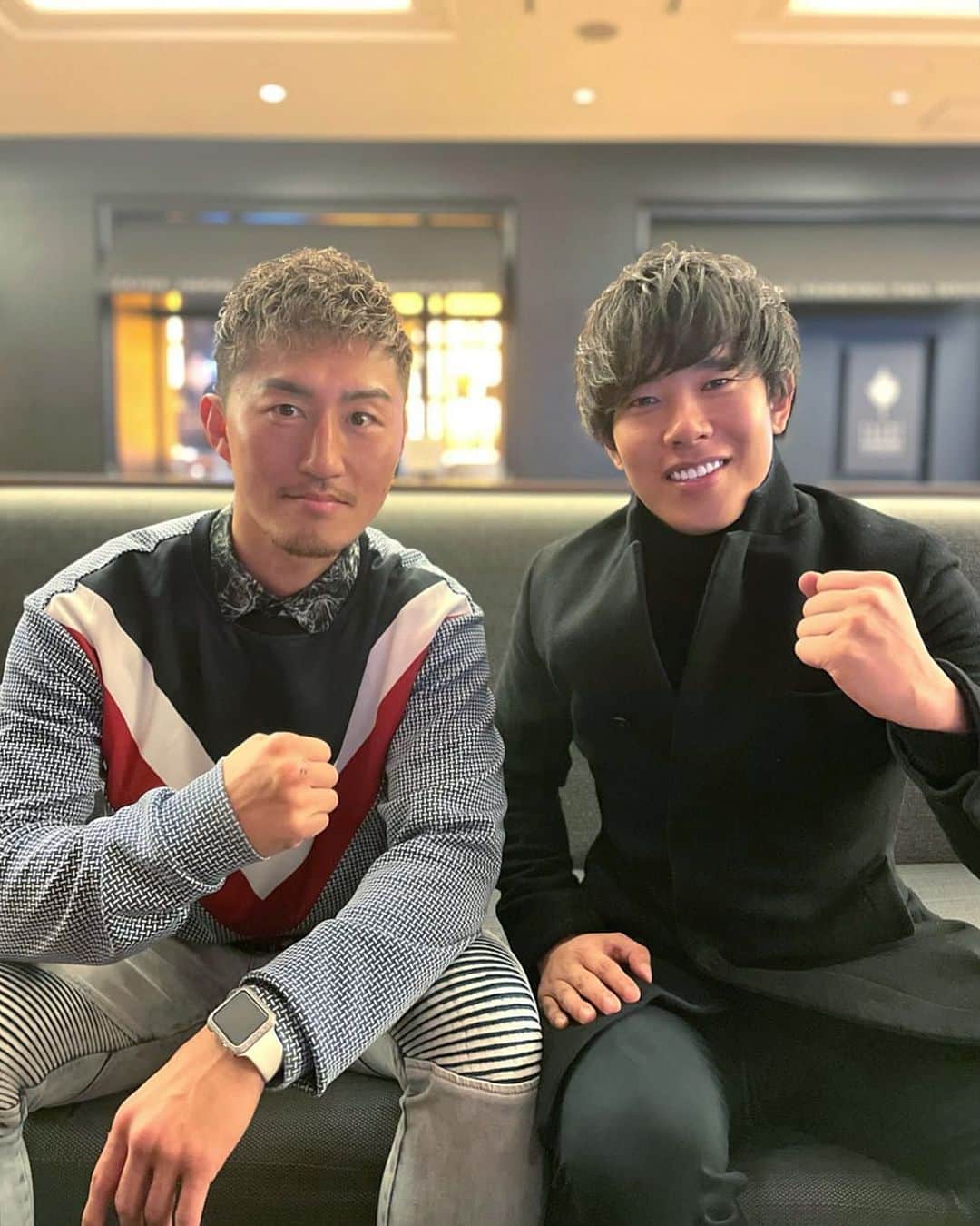 山崎秀晃のインスタグラム：「高校の後輩辻敬太さんと🤝 後輩と言うのが恐れ多すぎるレベルの方です。汗 #辻敬太 #サロン #スポーツコース笑 #comingsoon」