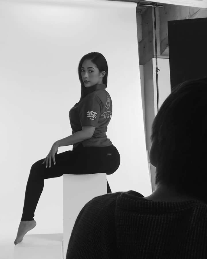 ユリサのインスタグラム：「#笑顔道 笑顔道さんの撮影では社名通り笑顔になりっぱなし😁 ってか学校に置かれるパンフレットの表紙撮影でこのポーズでokなのが流石すぎた👏笑  🤳 @egaodo1234  #tb」