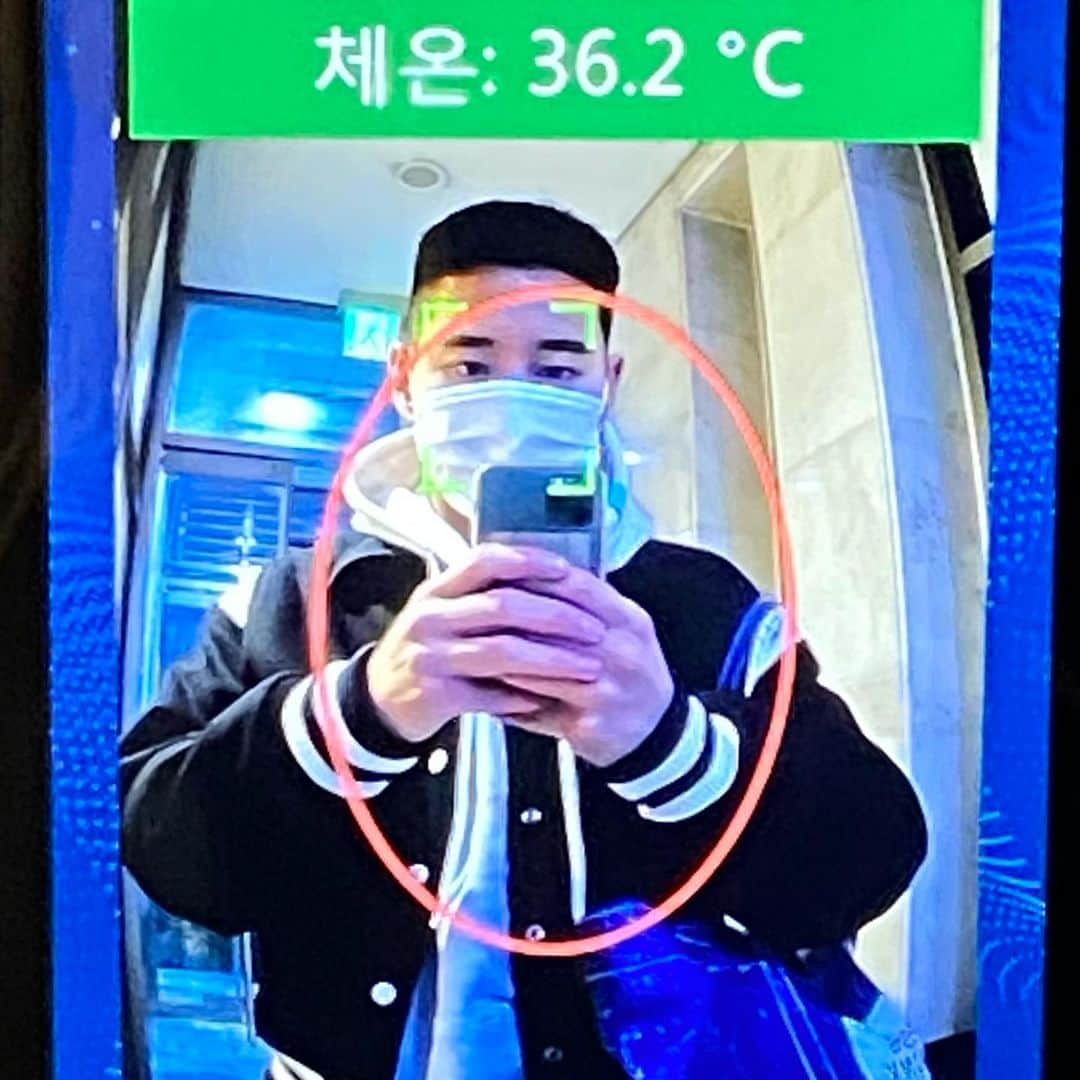 ビボム のインスタグラム：「초밥머리」