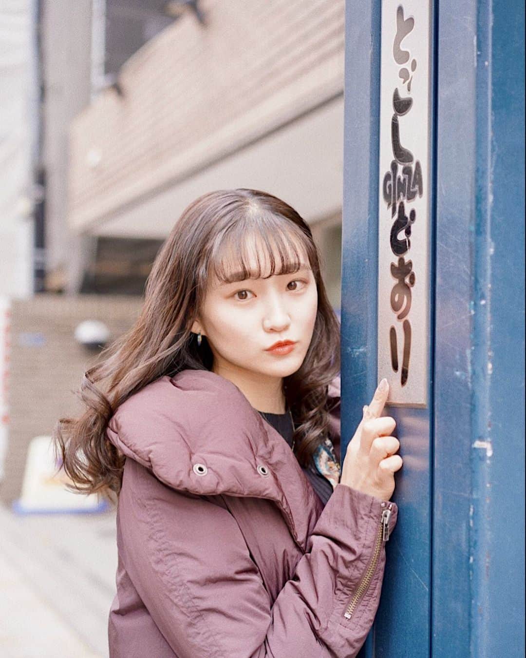 加藤早和子のインスタグラム：「❤︎ 手が悴んでシワシワなのはご愛嬌🥸  . . #時差投稿 #時差 #青山学院大学 #女子大学生 #一眼レフ #ポートレート#ポトレ #被写体 #いいね返し #portrait #as_archive #portraitphotography #as_picture #portrait_mood」