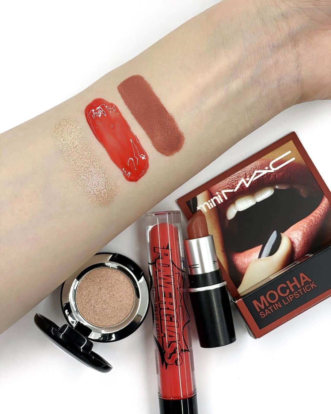 M∙A∙C Cosmetics Japanのインスタグラム：「公式オンラインショップ限定、バレンタインのスペシャルキットが登場！メイクルックは2枚目をチェック👉✨ ㅤ バレンタインデーにぴったりのアイテムがそろいます。お友だちやご家族へのギフトとしてもおすすめ💝 ㅤ ■バレンタインデー リップ＆アイ ミニキット (LIKE ME) 税込6,490円（約1,650円お得） ㅤ キット内容： ☑︎パワーガラス プランピング リップ グロス / シリアスリー ストークト 【現品】 ☑︎ダズルシャドウ エクストリーム / イエス トゥ シークインズ 【現品】 ☑︎リップスティック / モカ 1.8G 【現品】」