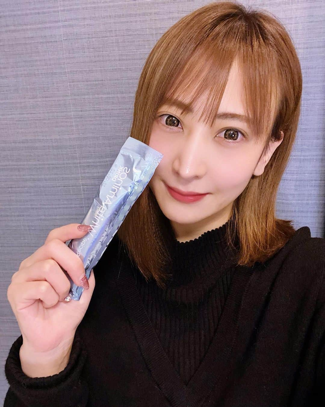 古都かなさんのインスタグラム写真 - (古都かなInstagram)「最近始めたインナーケア🌟 内側からも綺麗になろうと 美白美容ドリンクはじめたよ💕 「ホワイトアミノズ ドリンク」 パウチ入りなので持ち運びしやすくいし良き！😍 グレープフルーツ味で飲みやすいし美味しい🍋✨ まだ1週間しか飲んでないのにお肌にハリがでて スッピンに透明感が出てきて嬉しい💕 続けて飲もー！🥰🥰 #whiteaminosdrink  #アクシージア #ヴィーナスレシピ #ホワイトアミノズドリンク  #美容 #美肌サプリ #美肌作り」1月30日 21時30分 - kanachanyaai