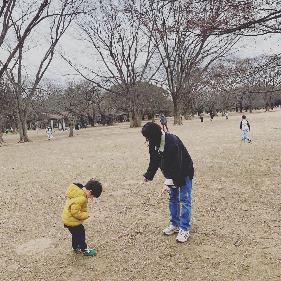 安田美沙子さんのインスタグラム写真 - (安田美沙子Instagram)「いつかの公園。 久々に、縄跳びをしました。 え！こんな飛べないっけ？笑 というくらい飛べなくなってた。 2重跳びが1回。 . . . お兄ちゃんは、いつ入っていいか、飛んでいいか、分からないみたいだけど、「やってみたい！」という欲があったので、満たしてみた。満足してやらなくなりました。もう少し大きくなったらまたやろうね✨ . . . #なわとび　#公園　#おばちゃん」1月30日 21時31分 - yasuda_misako
