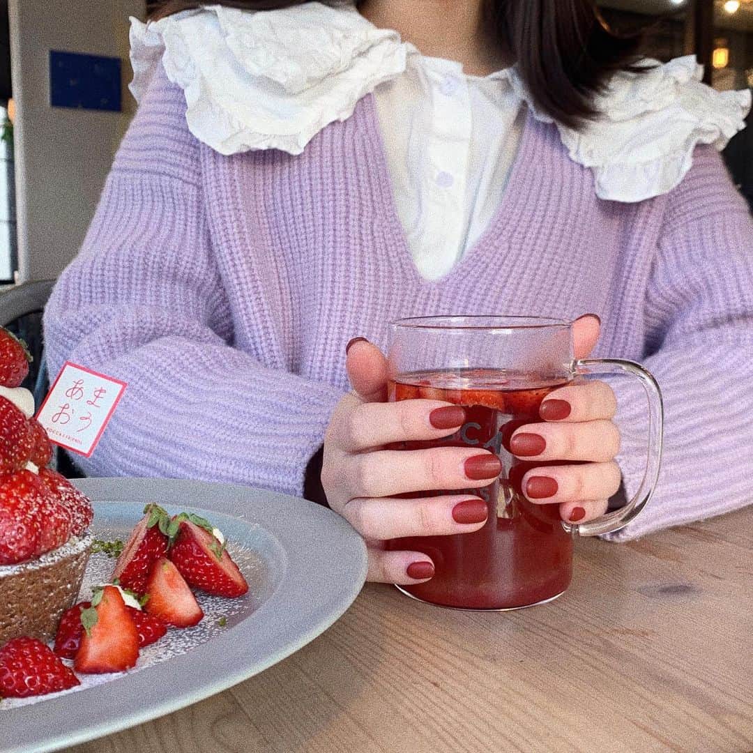 松本明子さんのインスタグラム写真 - (松本明子Instagram)「・ やっぱり赤ネイルに戻ってきてしまう💅今回はマットなレッドです❤️😛  ・ Thank you @menail1201 @menailuraeri ❤️ ・ #menail #nail #nails #nailart #nailsalon #gelnails #ig_nails #love #beauty #colorful #red #ミイネイル #ネイル  #ネイルサロン #ジェルネイル #大阪 #心斎橋 #心斎橋サロン #シンプルネイル #red #ボルドーネイル #赤ネイル #赤 #ボルドー#strawberry #cafe #苺 #苺スイーツ #あまおう」1月30日 21時33分 - ata_1026
