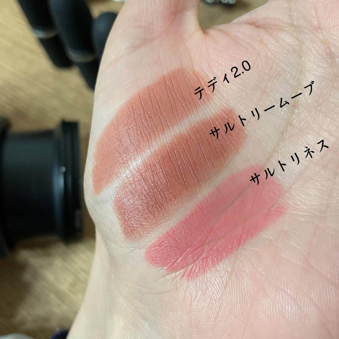 Arisaさんのインスタグラム写真 - (ArisaInstagram)「か、可愛すぎる。 リップ投稿久々だなぁ💄💄💄 ずっと欲しかったMACのパウダーキスリップスティック❤️ マットだから、パサつくかなぁ❓乾燥するかなぁ❓と思いきや全然しっとり。 フワッとした質感で。 直塗りより、直塗りして指でボカすのが好き。 これは本当に良い。 買って良かった😭❤️ 一緒にね、MACのプレッププライムリップというリップのベースも買ったんだけど、これまたとーっても良い😭💦 下地に使うとスルスルリップが塗れるし、しわが目立ちにくくなる❣️ 今年のベストコスメになりそうだわ。 そして直ぐtobuy入りさせるし、追いますわ😂❤️  #リップ#推しリップ#マットリップ#リップメイク#메이크업#립스틱#립 #립스타그램#화장#lipmake#lipstick#maccosmetics#maclipstick」1月30日 21時34分 - saarariii