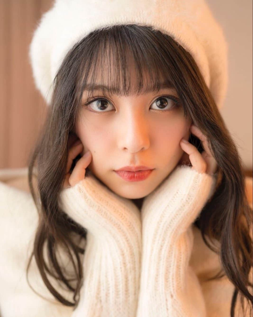 田中美麗さんのインスタグラム写真 - (田中美麗Instagram)「カレンダーアザーカット【おまけシリーズ】  今日は心地いい天気だったね！ 最近寒い日が続いていたからかな？ そう感じた！  さーてここ最近 アザーカット。だけしか書いて投稿してないから 何か書こうかなと思ったんだけど… 下書きしてたやつ全部消えて何書こうとしたか忘れちゃった…。  てことでこの辺で😅  今日のアザーカットは  顔ドーン🥸  こんな、真正面向いて撮影するのなかなかないからね 恥ずかしいです。笑  あ、思い出した！  この撮影の時の話を書こうとしてたんだ！  今日Twitterにも書いたように このカレンダー撮影のときの、撮った写真をチェックしてたらね  アイドル時代の名残というか… すごいアイドルの時に求められてたポージングや表情を沢山してて まだ抜けないのか…と笑  撮影現場が、割と当時の雰囲気があったりして 似てたりしたから無意識にそのモードになってたのかな〜なんて自分なりの解釈(^^)  以上！  あ、今日はとてもとてもおいしいパスタとアヒージョ食べれて幸せでしたとさ。明日も頑張っていこう〜っ  photo by TAKASHI SHIMIZU Hair&make @nakaitsu_ayumi   #カレンダー #calendar  #calendar2021  #オフショット  #offshot  #2021  #39  #photo  #photography  #照片  #포토」1月30日 21時34分 - mirei_tanaka_