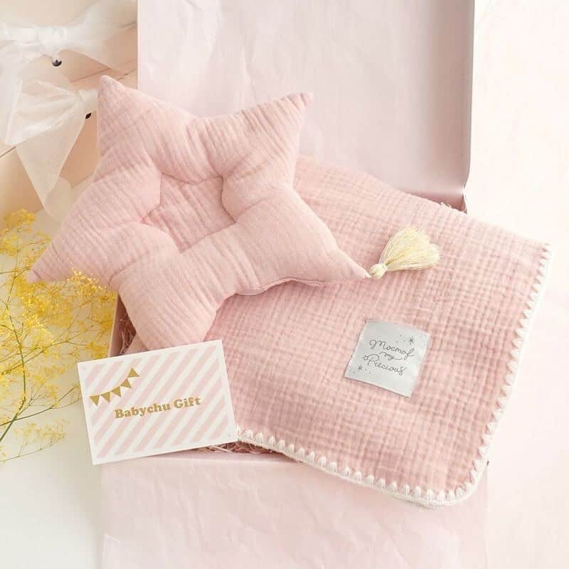 かわいいベビー服・子供服Babychuさんのインスタグラム写真 - (かわいいベビー服・子供服BabychuInstagram)「【新作出産祝いぞくぞく登場🎁べびちゅでしか贈れないオリジナルセットも大人気💕】 . まだまだ気軽にお出かけができないから 贈ろうと思っていた出産祝いがまだ決めれていないという方も多いですよね💦 . そんな方にはべびちゅのギフトセットがオススメ😉☝️ べびちゅのママバイヤーが出産祝いにオススメの商品をピックアップしてセットにしているから、安心して贈れると大好評頂いてるんです☺️ . 春に贈るのにピッタリの新作セットも登場👍 もちろん、お相手様に直送OK 2月にお相手様に届くように今すぐ決めちゃお‼️ . べびちゅHPの上部バナー『セレクトギフト』からチェックしてね✔️💁‍♀️ . . #べびちゅギフト #べびちゅセレクトギフト #べびちゅ #babychu #ig_kidsphoto #ig_babyphoto #かわいい #子供服 #ベビー服 #親バカ部 #女の子 #男の子 #娘 #息子 #赤ちゃん #ベビーコーデ #キッズコーデ #ベビーファッション #キッズファッション #出産祝い #baby #babychujp」1月30日 21時36分 - babychu2014