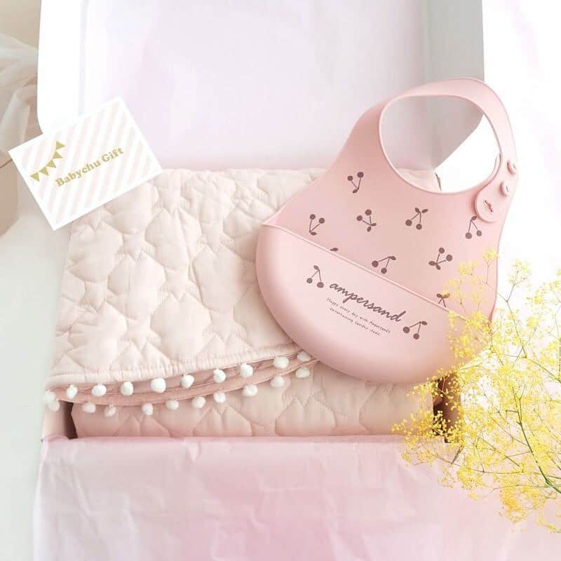 かわいいベビー服・子供服Babychuさんのインスタグラム写真 - (かわいいベビー服・子供服BabychuInstagram)「【新作出産祝いぞくぞく登場🎁べびちゅでしか贈れないオリジナルセットも大人気💕】 . まだまだ気軽にお出かけができないから 贈ろうと思っていた出産祝いがまだ決めれていないという方も多いですよね💦 . そんな方にはべびちゅのギフトセットがオススメ😉☝️ べびちゅのママバイヤーが出産祝いにオススメの商品をピックアップしてセットにしているから、安心して贈れると大好評頂いてるんです☺️ . 春に贈るのにピッタリの新作セットも登場👍 もちろん、お相手様に直送OK 2月にお相手様に届くように今すぐ決めちゃお‼️ . べびちゅHPの上部バナー『セレクトギフト』からチェックしてね✔️💁‍♀️ . . #べびちゅギフト #べびちゅセレクトギフト #べびちゅ #babychu #ig_kidsphoto #ig_babyphoto #かわいい #子供服 #ベビー服 #親バカ部 #女の子 #男の子 #娘 #息子 #赤ちゃん #ベビーコーデ #キッズコーデ #ベビーファッション #キッズファッション #出産祝い #baby #babychujp」1月30日 21時36分 - babychu2014
