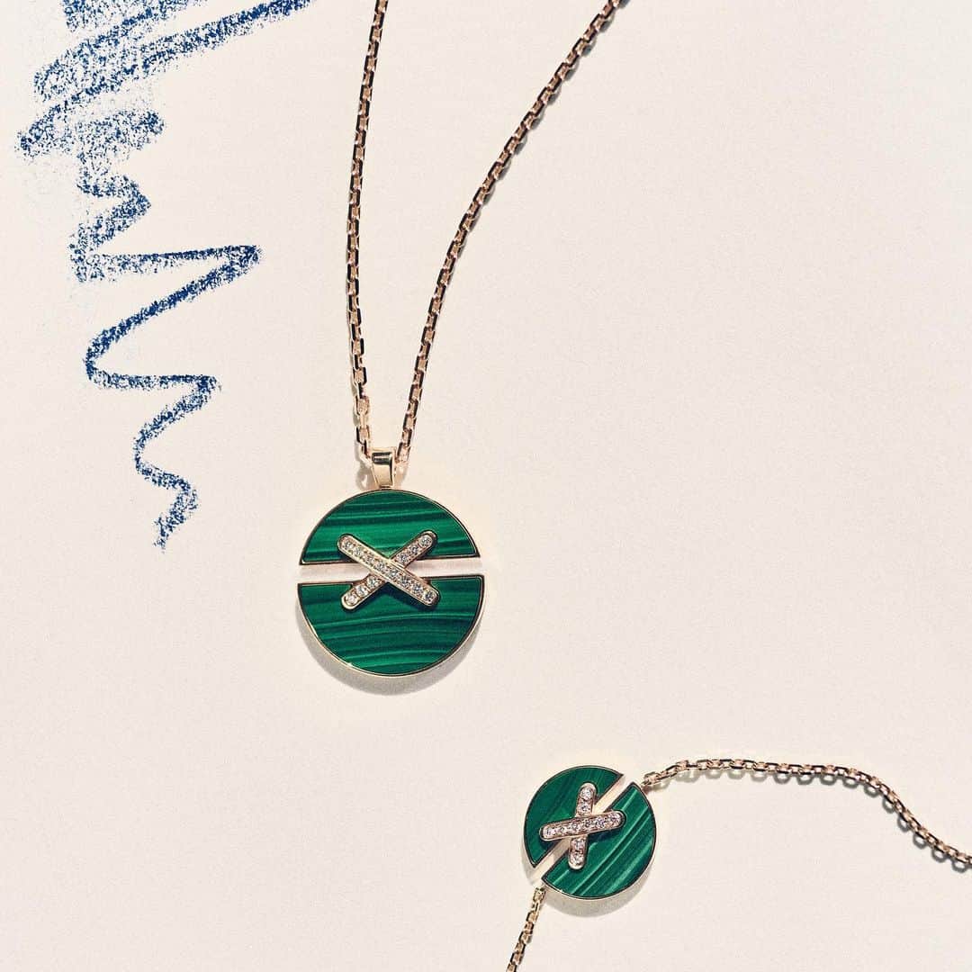 Chaumetさんのインスタグラム写真 - (ChaumetInstagram)「Discover our new Jeux de Liens Harmony pendants and bracelets set with vibrant malachite. Precious talismans that can be engraved on the reverse with the message of your choice for a unique gift. #Chaumet #StoriesofLiens #ChaumetLiens #JeuxdeLiens」1月30日 21時47分 - chaumetofficial