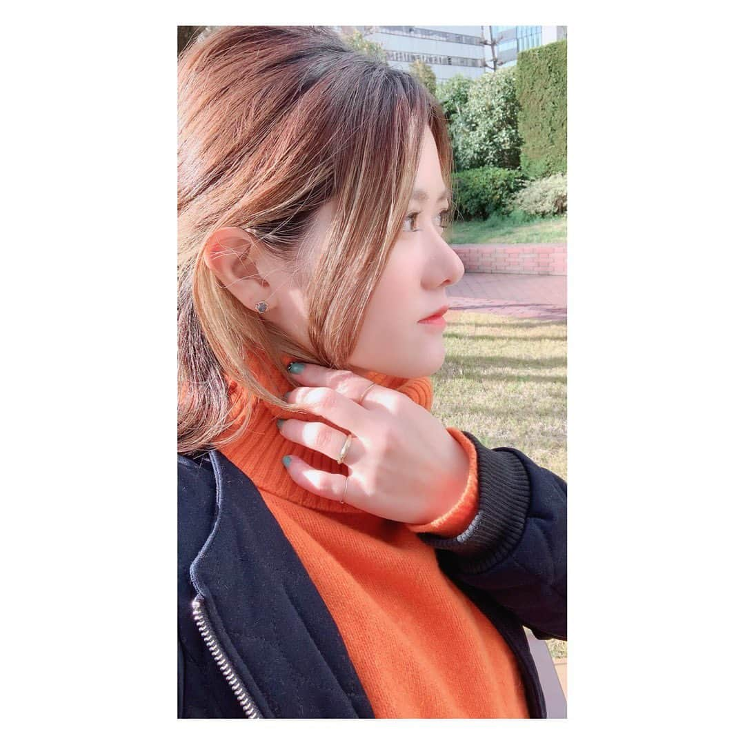 AIMIのインスタグラム：「天然石パワー💎💎💎 ❤︎ ❤︎ あたらしく天然石のピアスをゲットしました👂💍  さいきん物欲がそこまでなかったけど、 妙に惹かれたこの小さなピアス💓 天然石は石、一つ一つに持つチカラが違っていて可愛いしパワーをもらえていいなーっ😄 このトルマリンクォーツは心身をクリアにしたり、インスピレーションを高めたりしてくれるそう🔮  ふしぎと、ちょっと気合いが入る！ 小さいから無くさないように大切にしよう✨  ps.緊急事態宣言さなかで寒暖差の激しい日々が続きますが、みんなご自愛くださいねっ❣️  #AIMI #パワーストーン #天然石 #クォーツ #Agate #ピアス #AS_labo #大人女子 #おしゃん#ギター女子#ネイル# グラデーションカラー#singersongwriter #stereopony#jewelry」