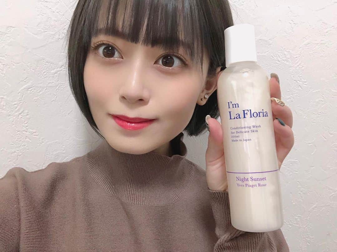 岩花詩乃さんのインスタグラム写真 - (岩花詩乃Instagram)「I'm La FloriaのPOPUPにてゲットしたボディソープ、美容液、ルームフレグランス！ デリケートゾーン用のボディソープがある事は知ってましたが、使ったことは無く、、、 POPUPにてお話を聞くと、欧米の女性は専用のソープで洗う事は当たり前みたいです😳 このボディソープと美容液は、デリケートゾーンだけではなく、全身にも使えます！ 私は元々肌が弱くて基礎化粧品やボディソープも合う合わないがあるのですが、肌のpH値と同じ弱酸性なので、安心して使えています🥺！！ * POPUP↓ 2021年1月27日(水)〜2月2日(火)大丸東館１F化粧品売場 イベントスペース 2021年2月10日(水)〜2月14日(日)博多阪急1Fプロモーションスペース1 となっています！ 是非皆さんも行ってみてください🥰 * * #アイムラフロリア#フェミニンケア#デリゾケア」1月30日 21時40分 - iwahanashino0401