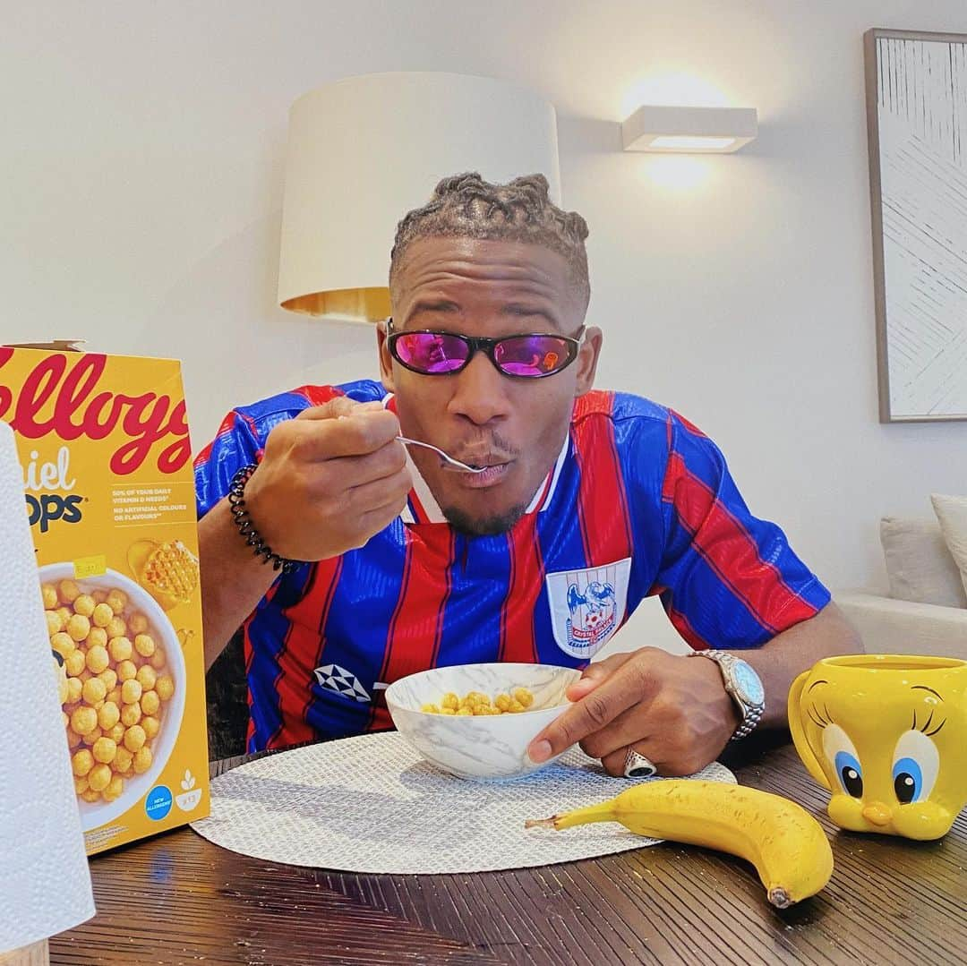 ミシー・バチュアイのインスタグラム：「The last vitamins before the game 🍯🍌 let's goooo 🦅🔴🔵」