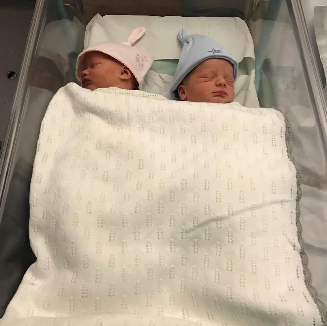 エリオット・ベネットのインスタグラム：「How has this happened?... 4 years ago today our family became complete when you came in to this 🌍 A whole new meaning of the word LOVE existed the day we met you. I’m so proud to be your Dad and I love you more than you will ever know. Happy 4th Birthday Albie and Esmae 💙❤️」