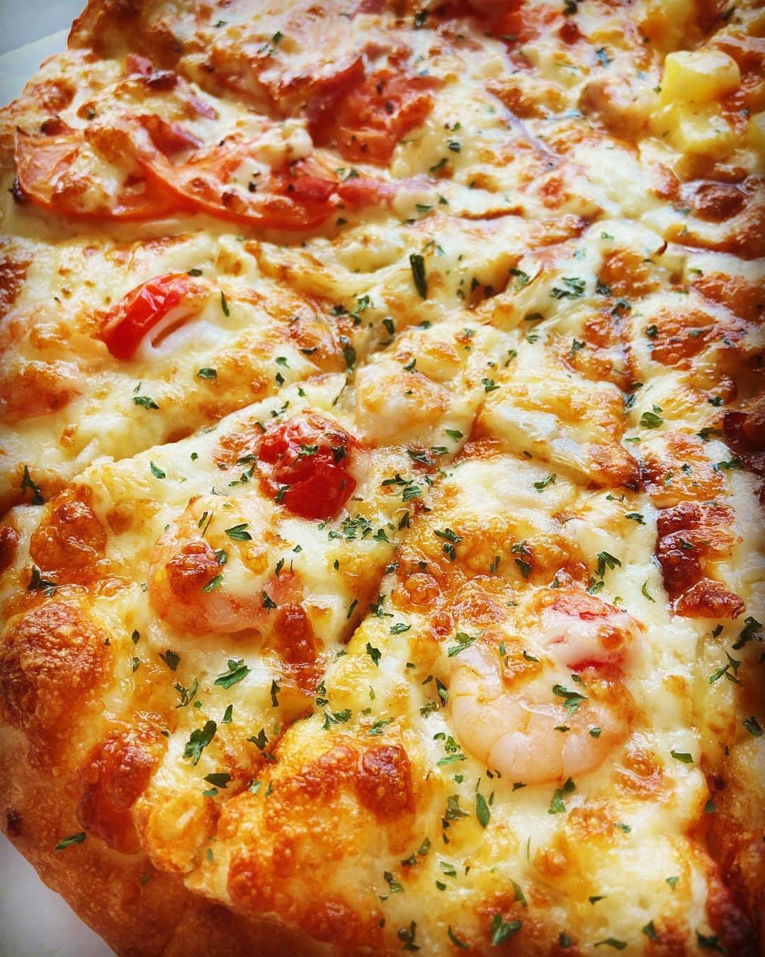 長島涼平のインスタグラム：「ピザ大好きだけど、ベース弾く前に絶対触りたくねぇ  #週に1度の #暴食の日 #ピザ #ぴざーら #取りに行ったら #1枚タダ #かっけー #美味そうに撮れた」