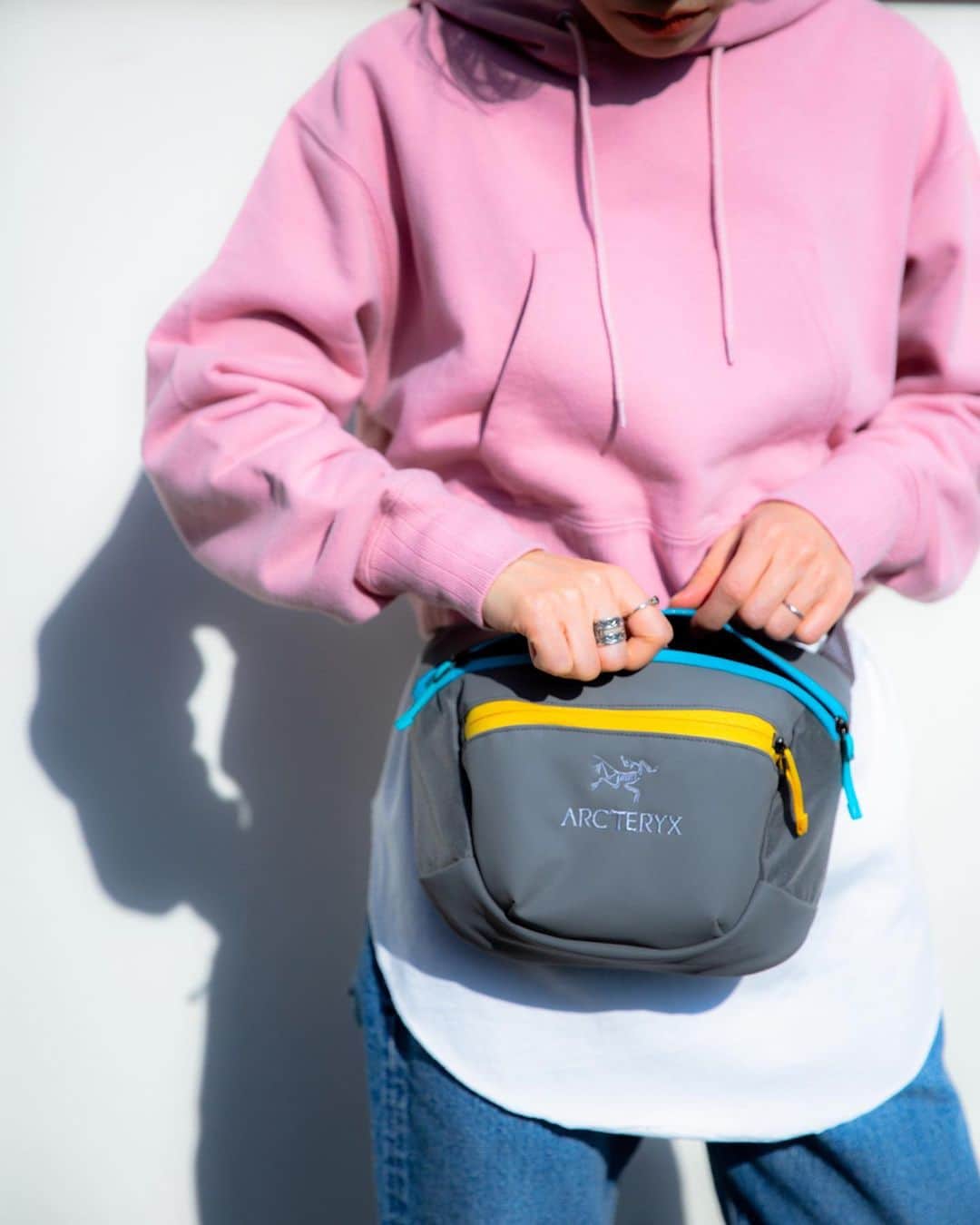のインスタグラム：「ARC’TERYX × BEAMS BOY  ＜ARC‘TERYX＞のアイコン『ARRO』の代名詞と言える前面部分の防水素材の生地を、インライン初となる”グレー”にカラーチェンジしたスペシャルモデルが登場💙✨  女性にフィットしやすいサイズの『ARRO 16』とショルダーバッグ型の『ARRO 8』、今回特別に開発されたスペシャルモデル『ARRO Waist Pack』の計3型がラインナップ。  BEAMS各店舗、BEAMS公式オンラインショップにて先行予約をスタートしています✍️  メンズカジュアルレーベル＜BEAMS＞では、グレーのトーナルカラーのコレクションを展開します！  @beams_official @beams_boy_harajuku @arcteryx @arcteryx_jp #arcteryx #beams #beamsboy #アークテリクス #ビームス #ビームスボーイ」
